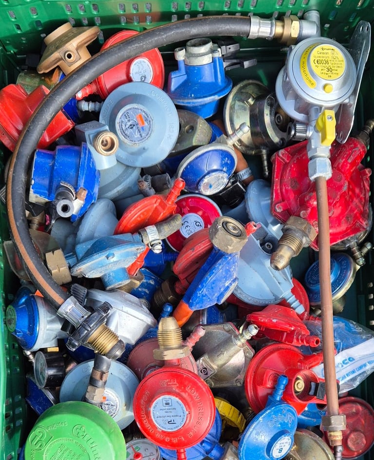 Full gas bottles / cylinders, regulators, distributor valves 1,2,3,4 ways.