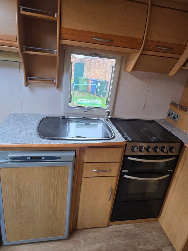 2005 Coachman VIP 530/4  Here is our 2005 Coachman VIP with a fixed bed 