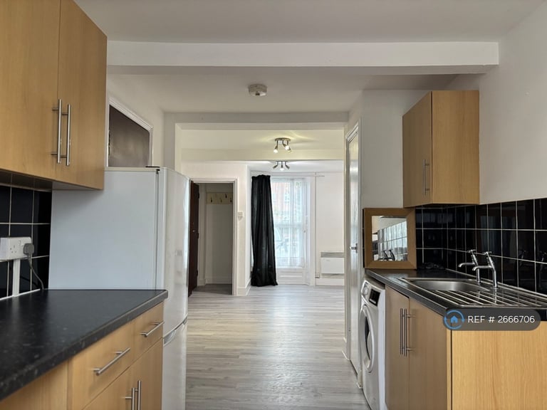 2 bedroom flat in Redecorated Ground And Lower Ground, Reading, RG1 (2 bed) (#2666706)