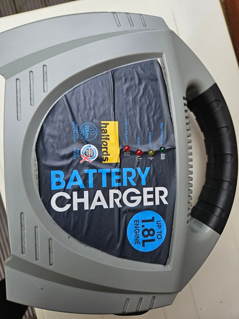 Used Halfords Car Auto Battery Charger For Sealed & Standard Battery Types.
