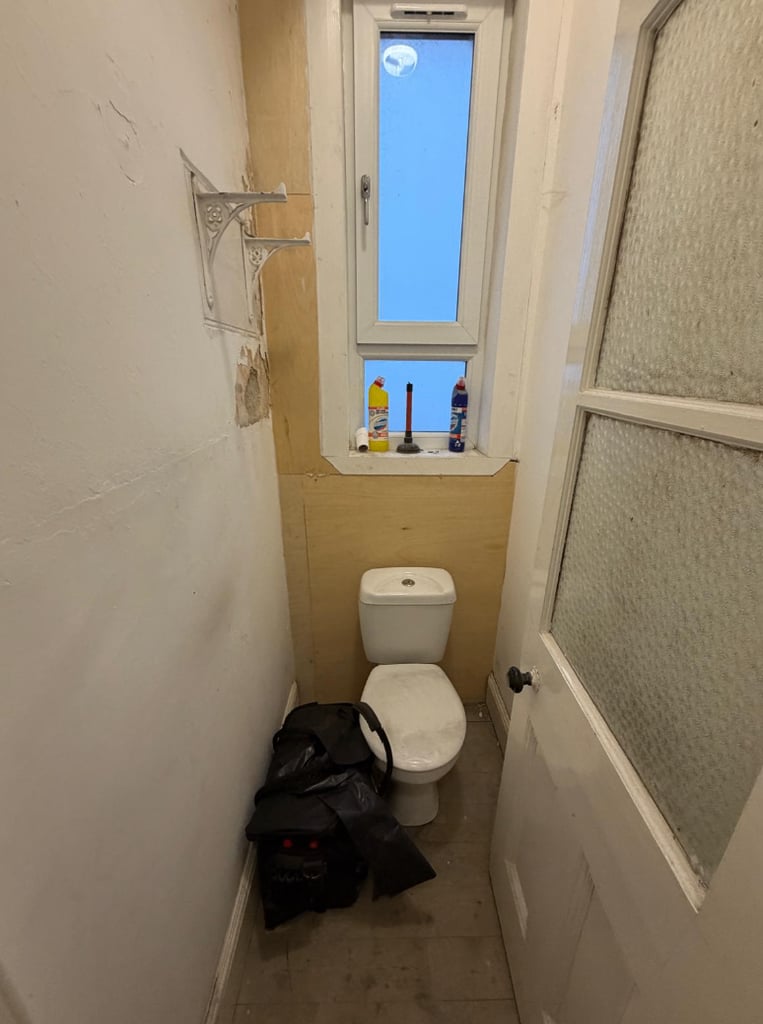 High Street Shop with Garage & Yard – Ideal for Chemist, Salon or Coffee Shop (£900pcm)