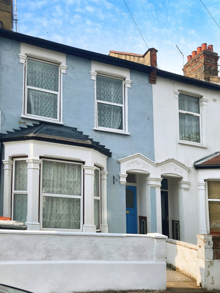 3 bedroom house in 3-Bedroom House For Sale E6