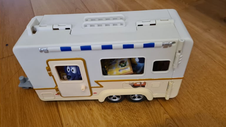 Bluey Campervan + characters 
