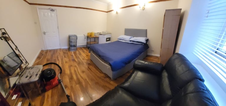 Bedsit to let  Perth city center 