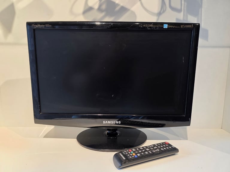 Samsung SyncMaster 933HD LCD Screen 18.5 Inches (remote and power lead included)