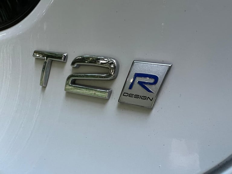 2018 Volvo V40 2.0 T2 R-Design Euro 6 (s/s) 5dr HATCHBACK Petrol Manual
