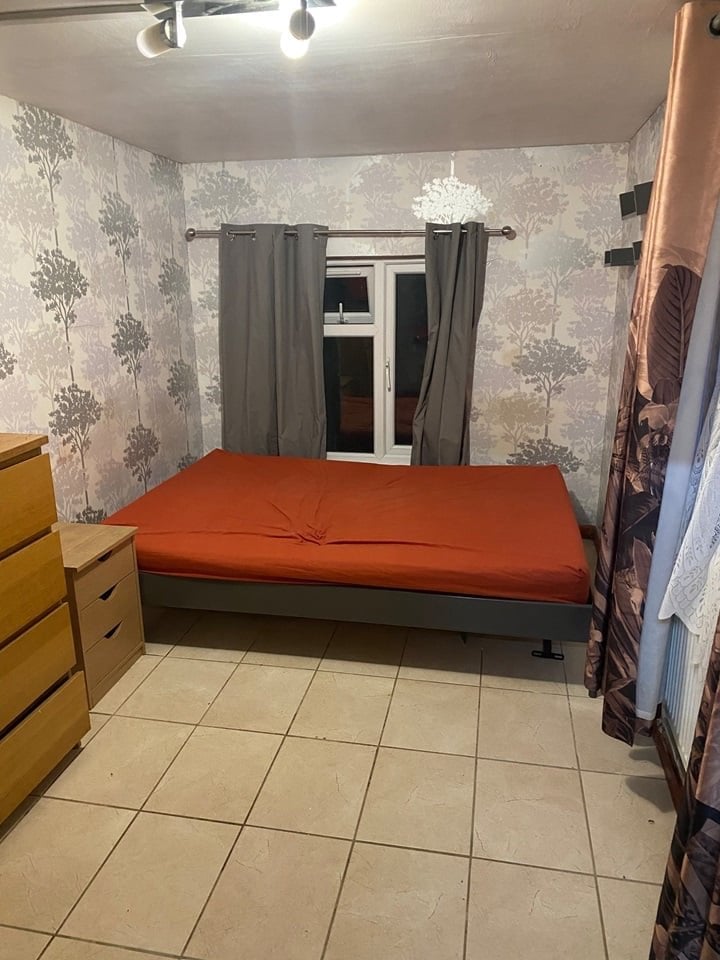 SPACIOUS  STUDIO  FLAT  WITH  ALL  BILLS  INC  CLOSE  TO  NIGHT  TUBE  &  BUSES