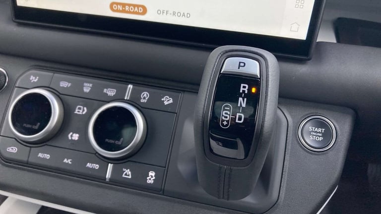 2025 Land Rover Defender 3.0 D250 X-Dynamic SE 90 3dr Auto ESTATE DIESEL Automatic