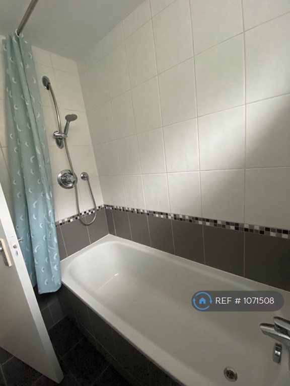 1 bedroom flat in Balham, London, SW12 (1 bed) (#1071508)