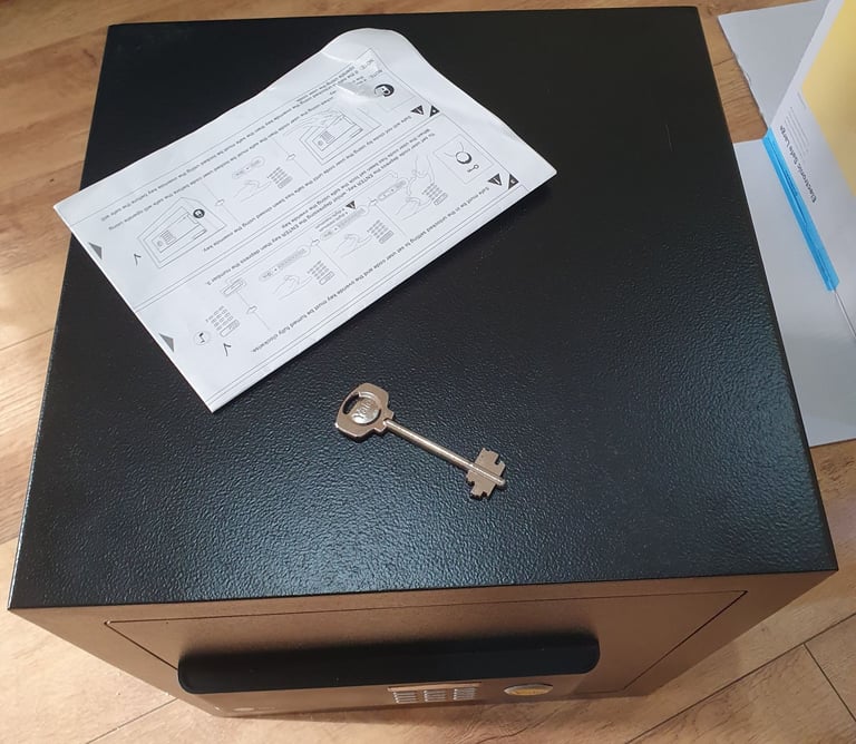 YALE Electronic Safe Large 1 Key FAULTY COLLECT ONLY LONDON NW9