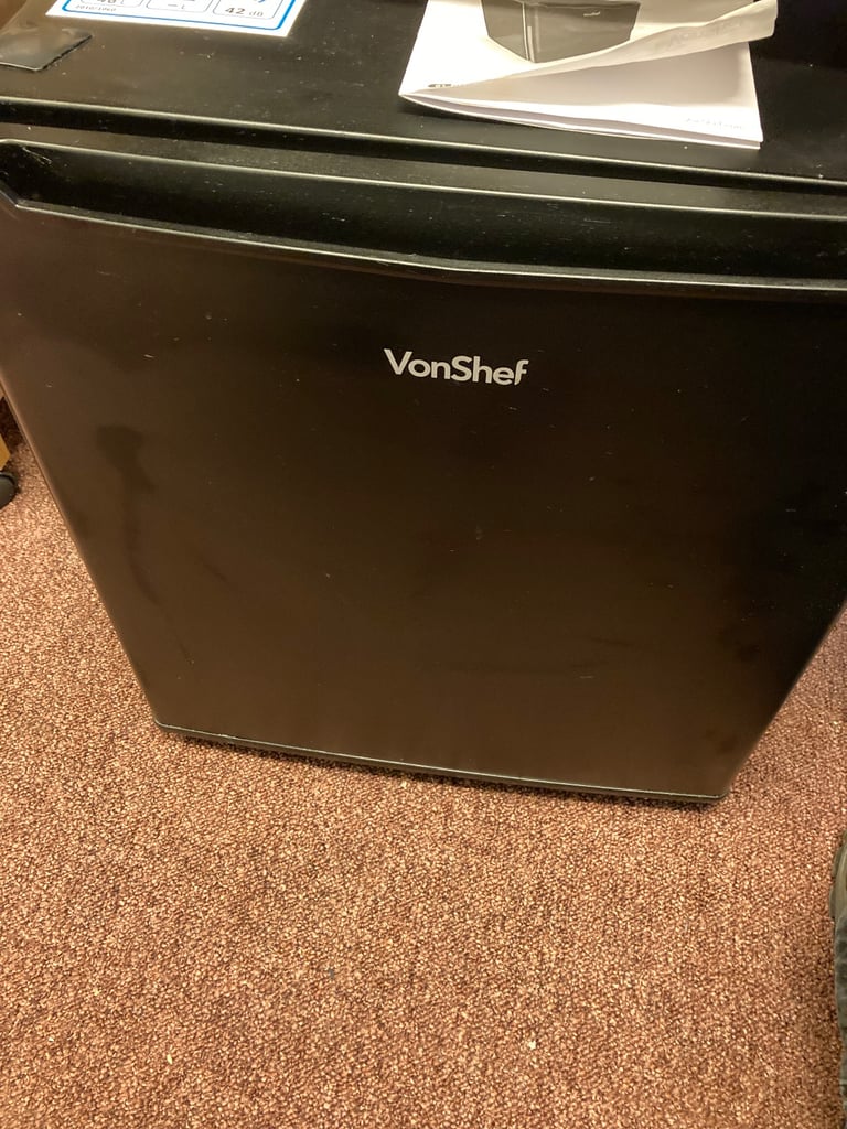 Von Shef mini fridge 