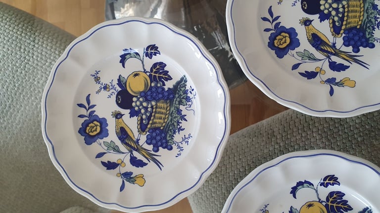Dinner / Crockery Set - 16 piece (x3 plates chipped)