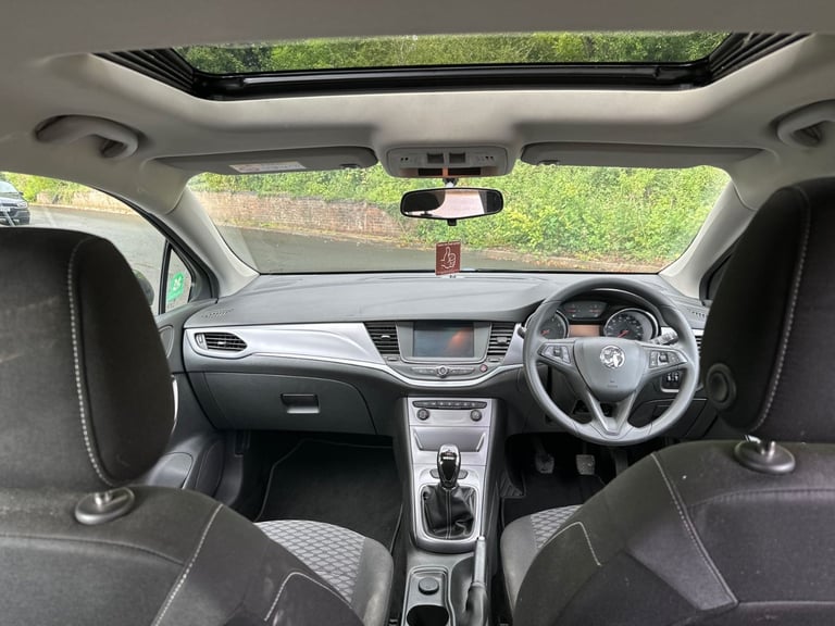 VAUXHALL ASTRA DESIGN ESTATE TOURER 1.4 PETROL HPI CLEAR 51,000 MILEAGE LONG M.O.T GREEN 2016