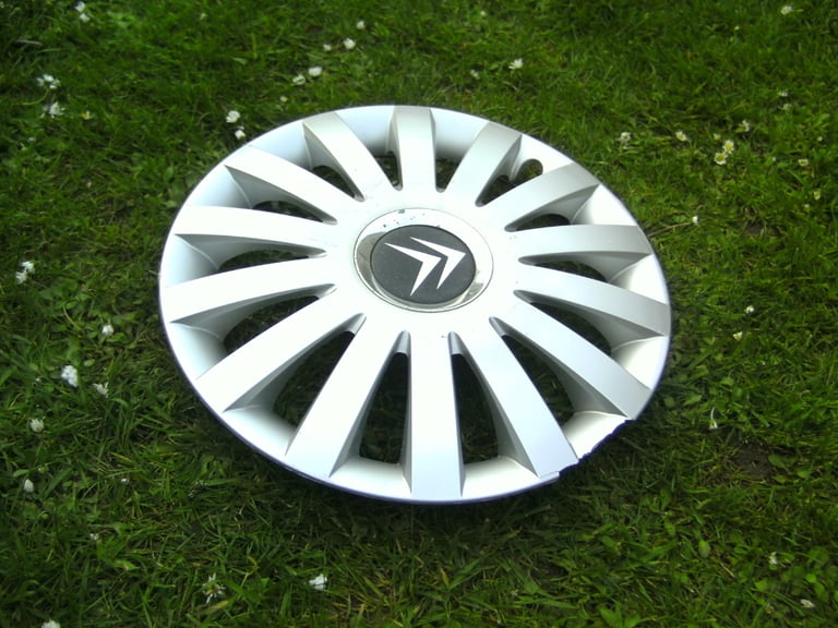 RARE,GENUINE CITROEN 14 INCH WHEEL TRIM,BLACK CENTRE,CHROME RING,C/W RETAINING RING TO FIT IT