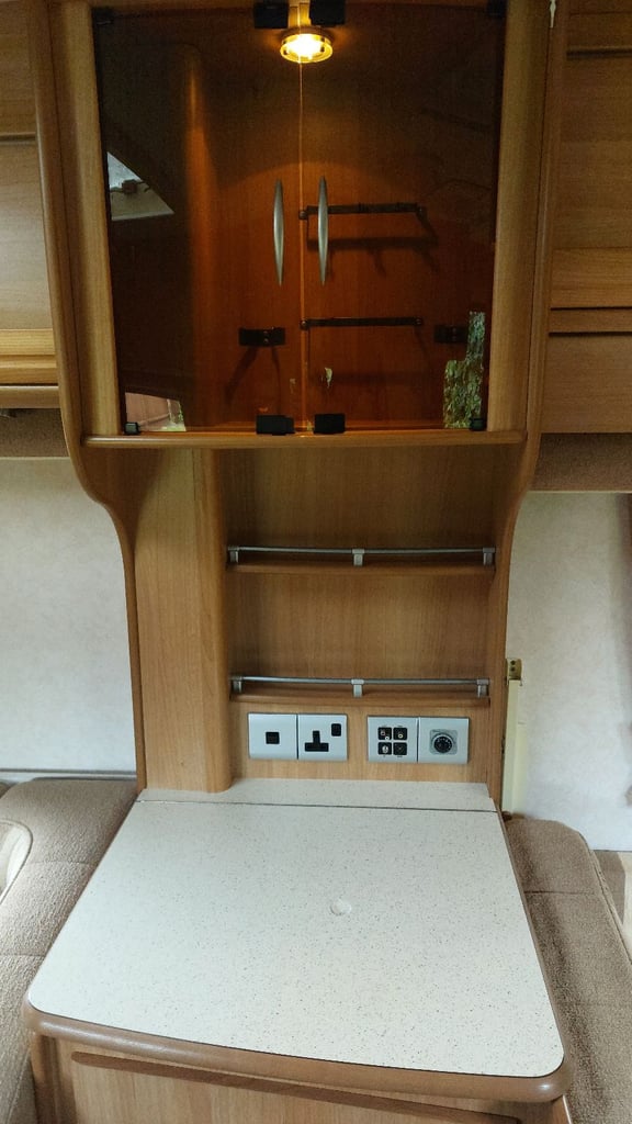 2008 Coachman VIP 520 4 Berth