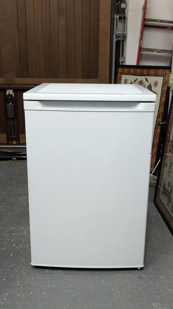 Great under-counter fridge - clean and in perfect working order