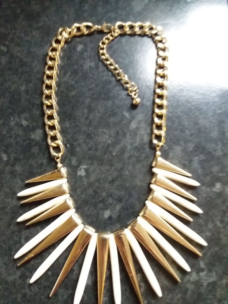 Vintage howlite stone and gold tone spike necklace