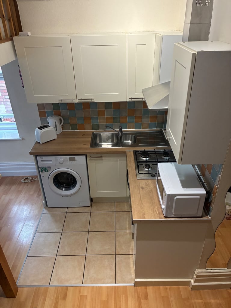 Studio Flat in Redland.fully furnished self contained private off st parking(inc all bills)