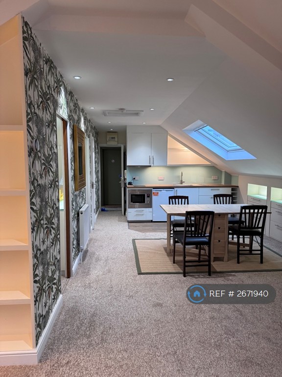 1 bedroom flat in Spencer Hill, Wimbledon, SW19 (1 bed) (#2671940)