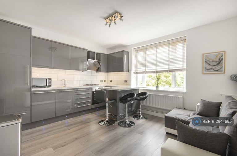 image for 3 bedroom flat in Clapham Common, London, SW4 (3 bed) (#2644695)