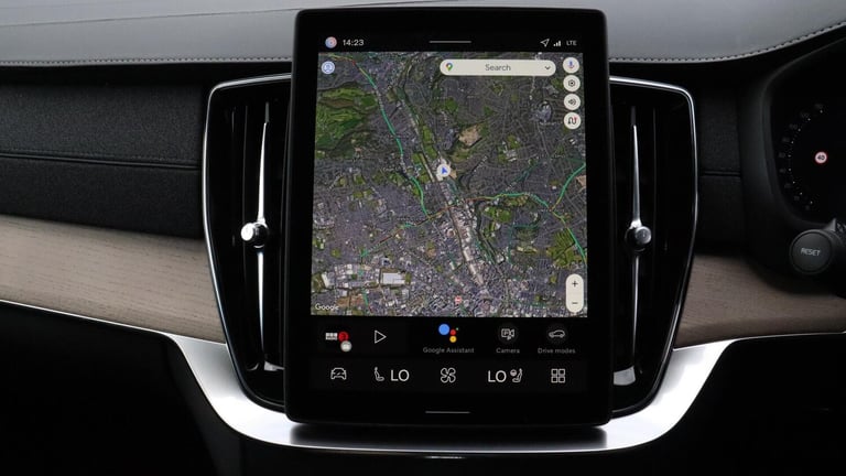 2025 Volvo XC90 B5 (P) AWD Plus Dark (Harman Kardon Sound, 360 Camera, Apple CarPlay, BLIS) ESTAT...