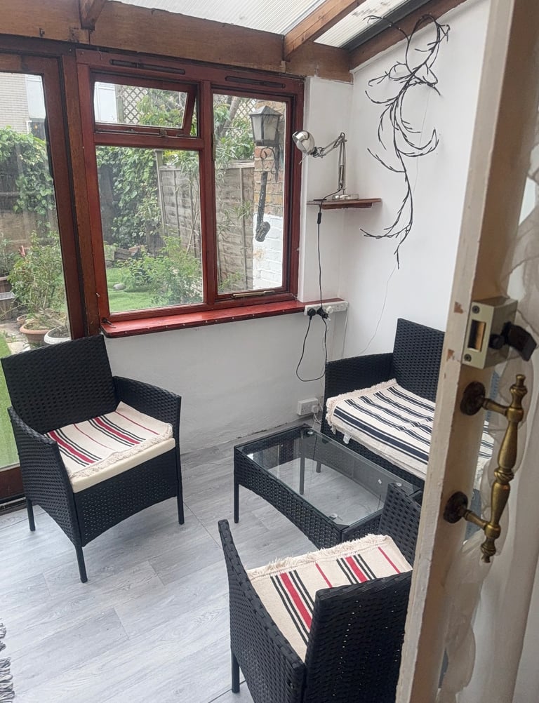 Double room in cozy river side house in Canary Wharf 