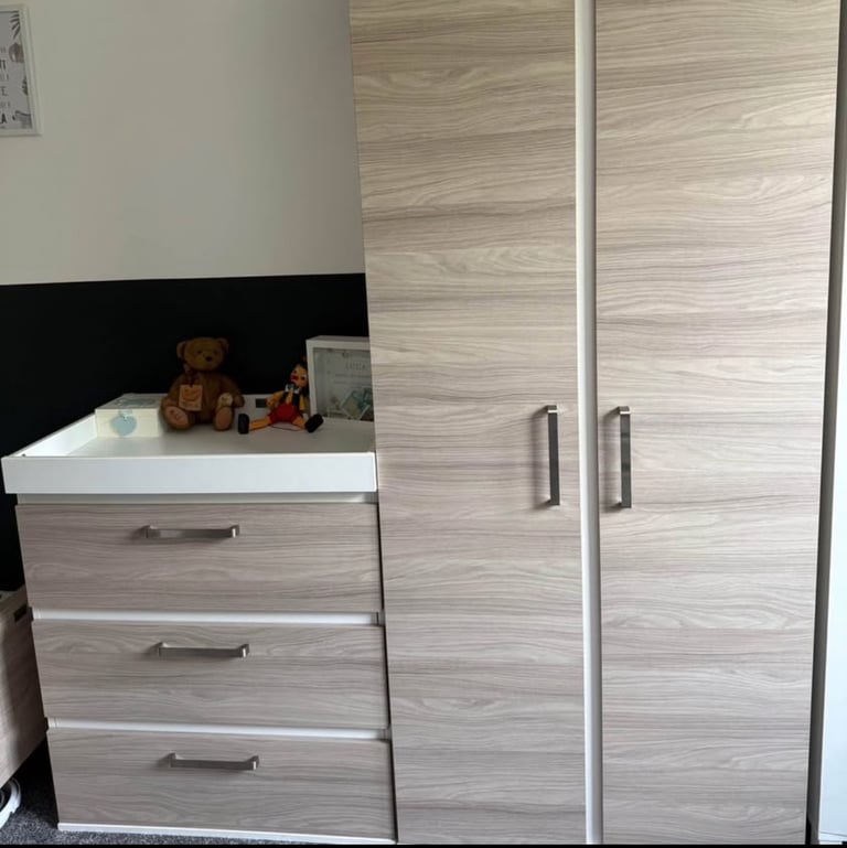 Silvercross Cotbed, Wardrobe & Drawers