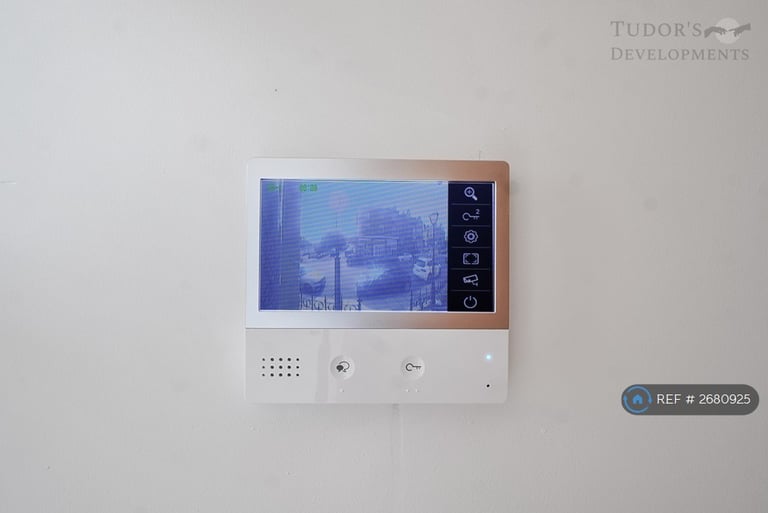 1 bedroom flat in Tudor House, Brighouse, HD6 (1 bed) (#2680925)