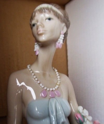 Lladro - Lady Figurine - Really a Beautiful Piece - as per attached