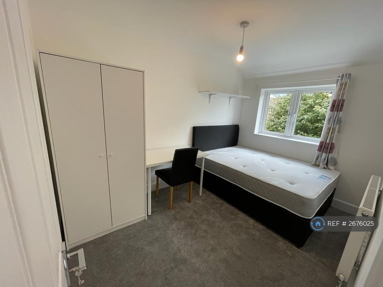 6 bedroom house in Cabell Road, Guildford, GU2 (6 bed) (#2676025)