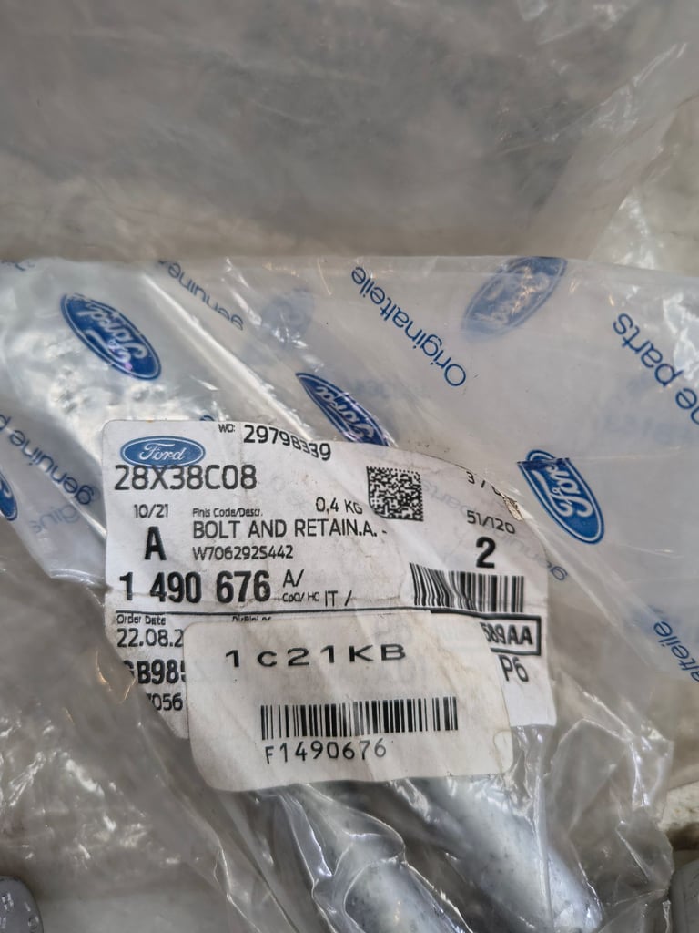 Ford Transit 2 x Subframe 1 490 676 , 2 x Suspension bolts 1 386 610 and one unidentified bolt.
