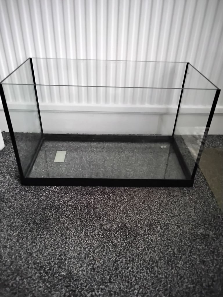 60L glass fish tank, with accessories. 