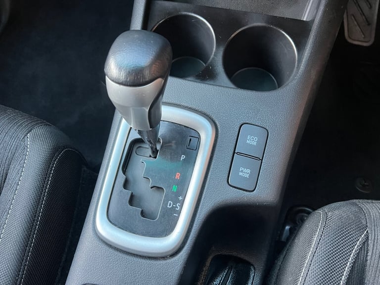 TOYOTA HILUX 2.4 D-4D 150PS INVINCIBLE AUTOMATIC 4X4 PICKUP 71 REG 61,200 MILES