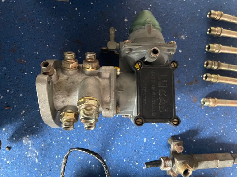 Triumph 2500 Lucas injection system