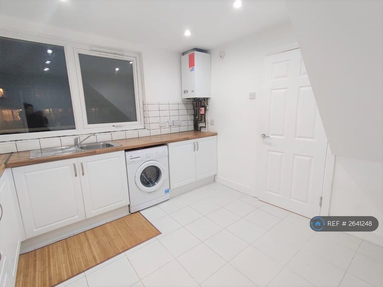 3 bedroom flat in Kelyway House, London, SW2 (3 bed) (#2641248)