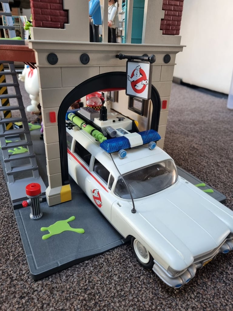 Playmobil ghostbusters tower and car playset