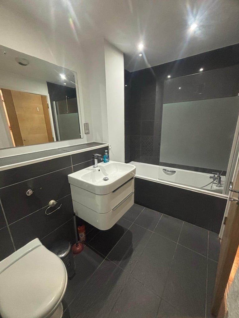 Smart large 2 bed 2 bath city center flat with parking