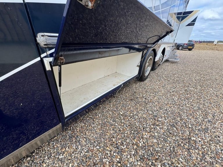 2007 Iveco STRALIS 7 HORSE LEHEL HORSEBOX Diesel Automatic