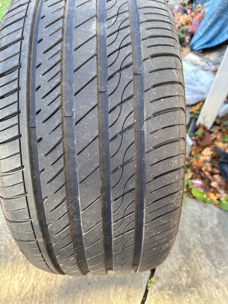 image for 255/35/19 tyre