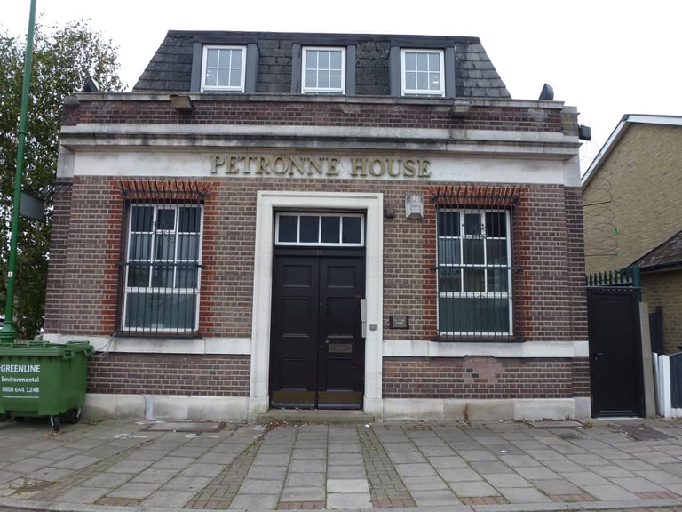 Office space to let 90sqm/300sqft, room for 8 desks comfortably