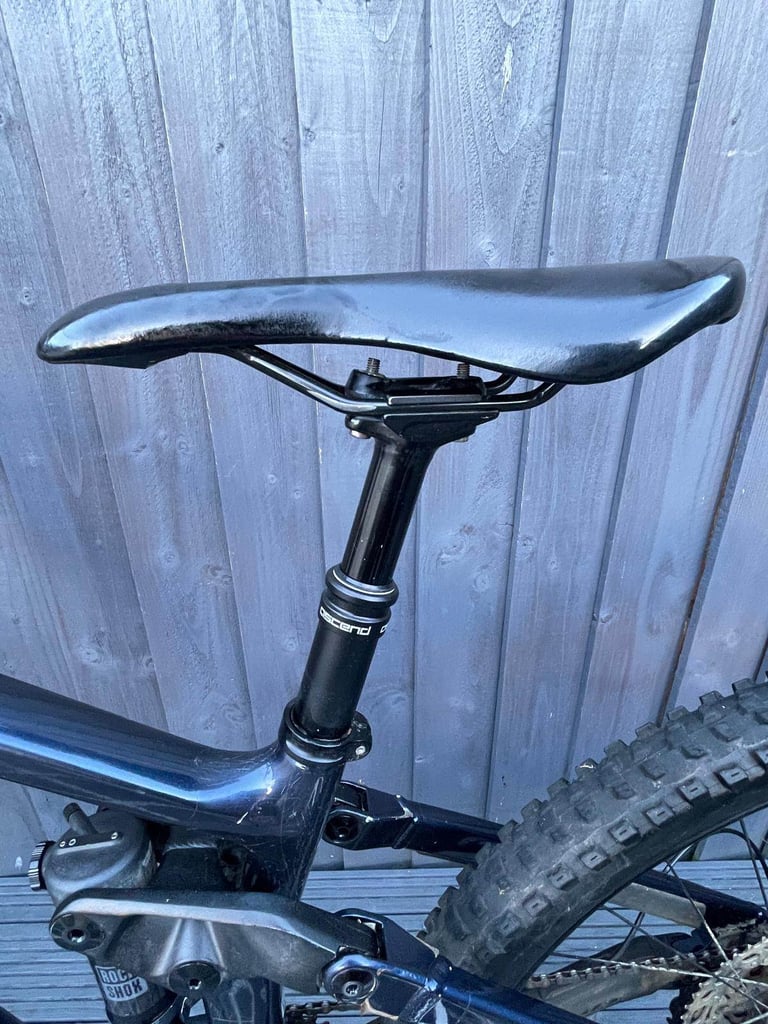 2022 Vitus Escarpe 27 CR mountain bike in velocity blue. 