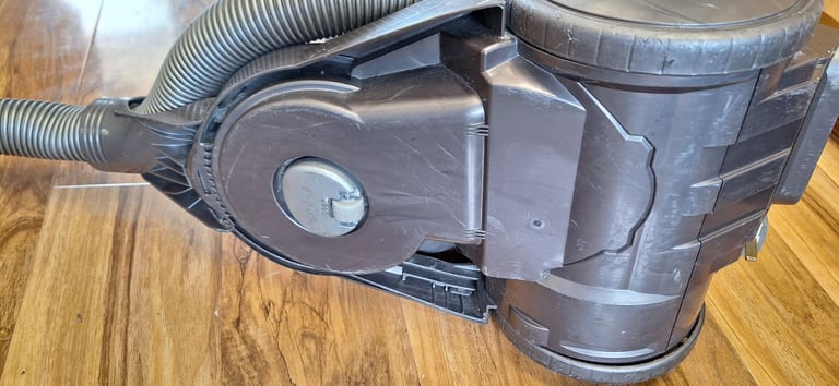 DC19 dyson vacuum cleaner,body & hose and pipe only.very strong 
