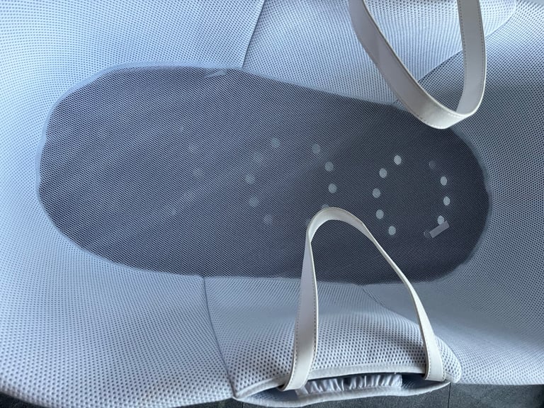 Shnuggle Dreami White Grey Moses basket & Curve Rocking Stand, Mattress & 2 Sheets