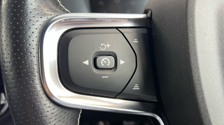 2021 Volvo XC40 Recharge R-Design, T5 plug-in hybrid (Power Tailgate, Sensus Navigation) Estate P...