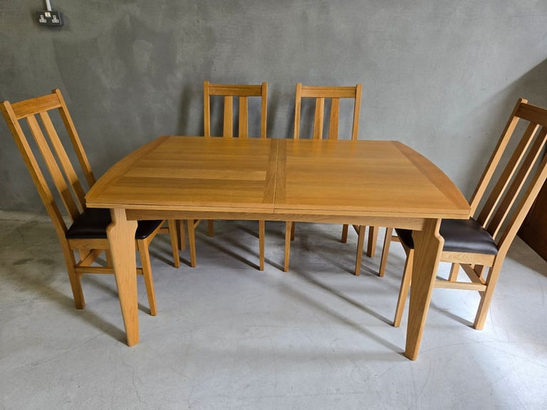 Brand new Ex-display Extending Table and chairs 