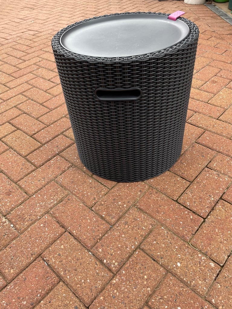 Rattan beer and drinks cooler table