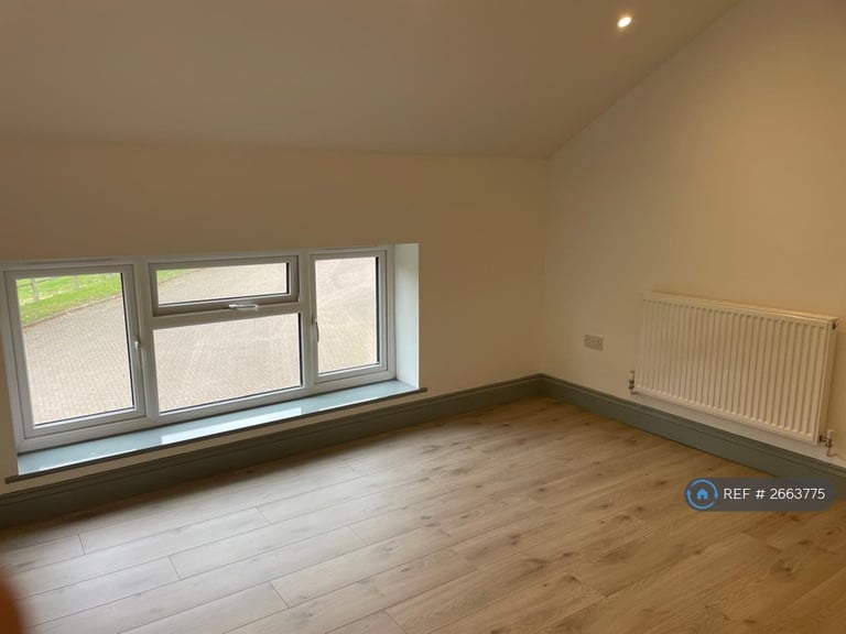 2 bedroom flat in Clay Hill, Beenham, Reading, RG7 (2 bed) (#2663775)