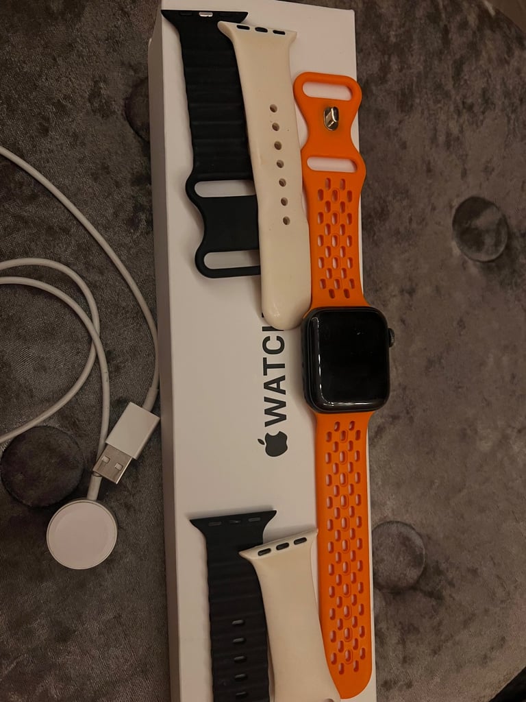 Apple SE smart watch with Orginal box , 3 straps and charger included