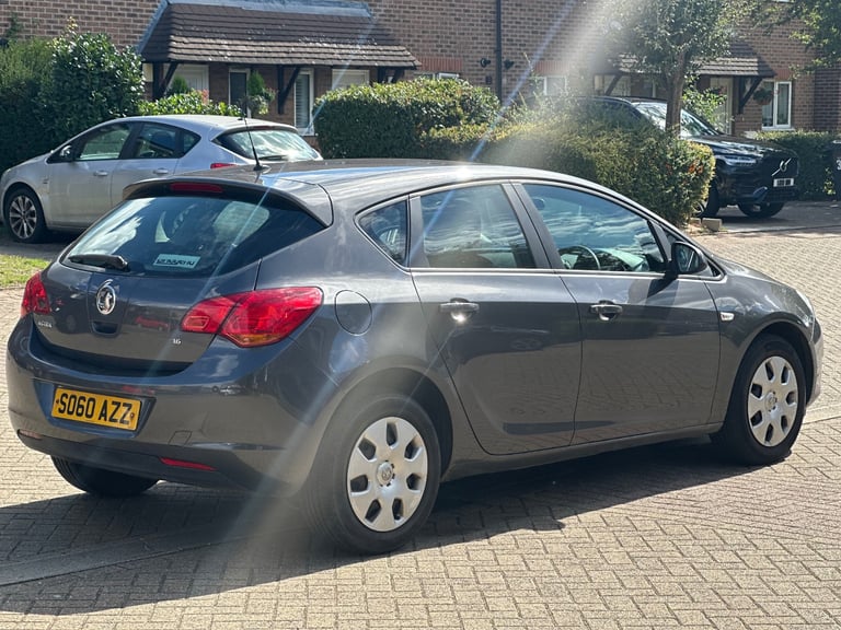 2011 Vauxhall Astra Automatic 1.6L Petrol 64,000 Miles Full Vauxhall Service History 1YR MOT 1 OWNER