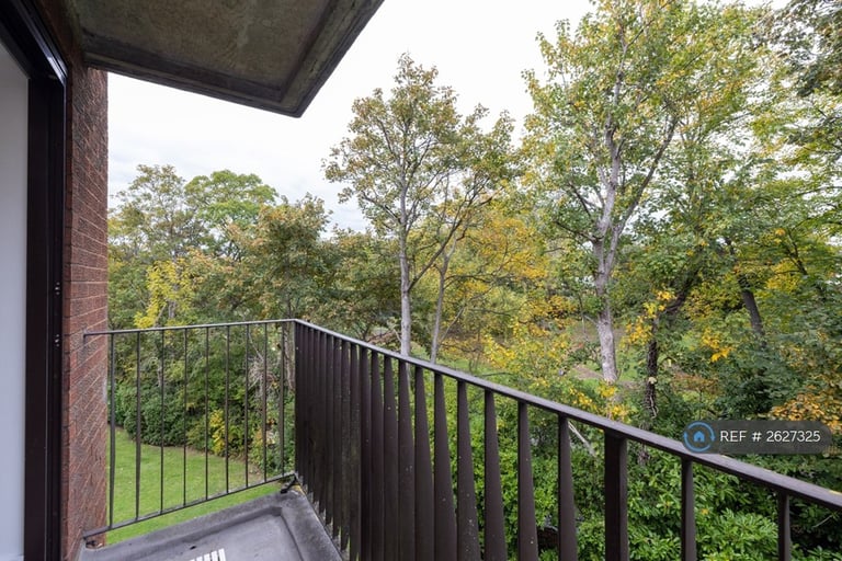 1 bedroom flat in The Brookdales, London, NW11 (1 bed) (#2627325)